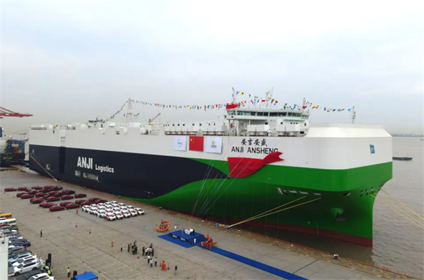 再刷紀(jì)錄！9500車位全球最大汽車運(yùn)輸船上海首航赴歐