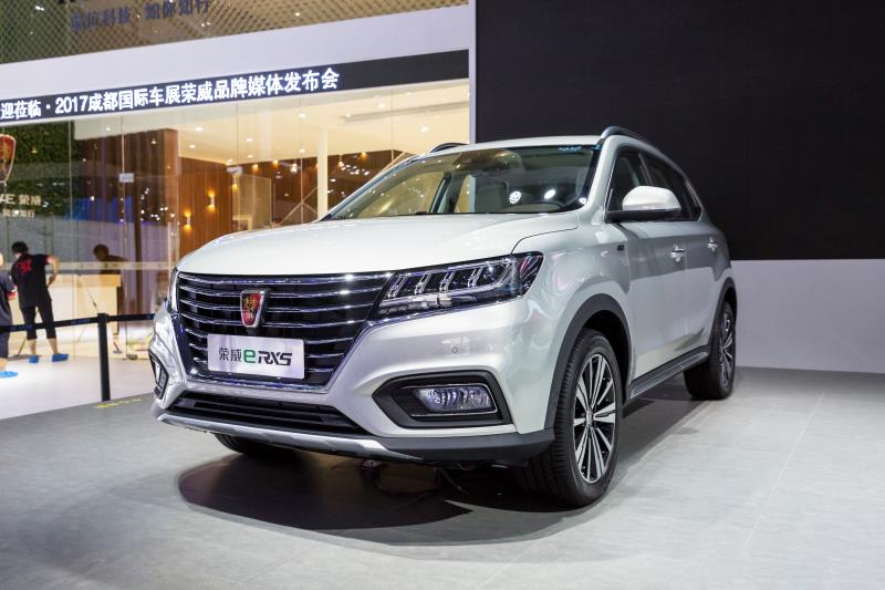 全新榮威950、榮威e950定義“高級轎車” 成都車展亮相售價16.88萬起 互聯(lián)網(wǎng)汽車上市一周年 系統(tǒng)升級帶來顛覆式進(jìn)化