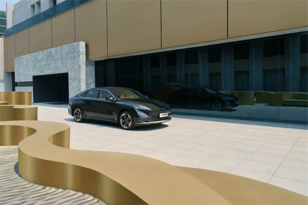 限時先享置換一口價！「10萬級600續(xù)航中級轎車」五菱星光2025款正式上市！